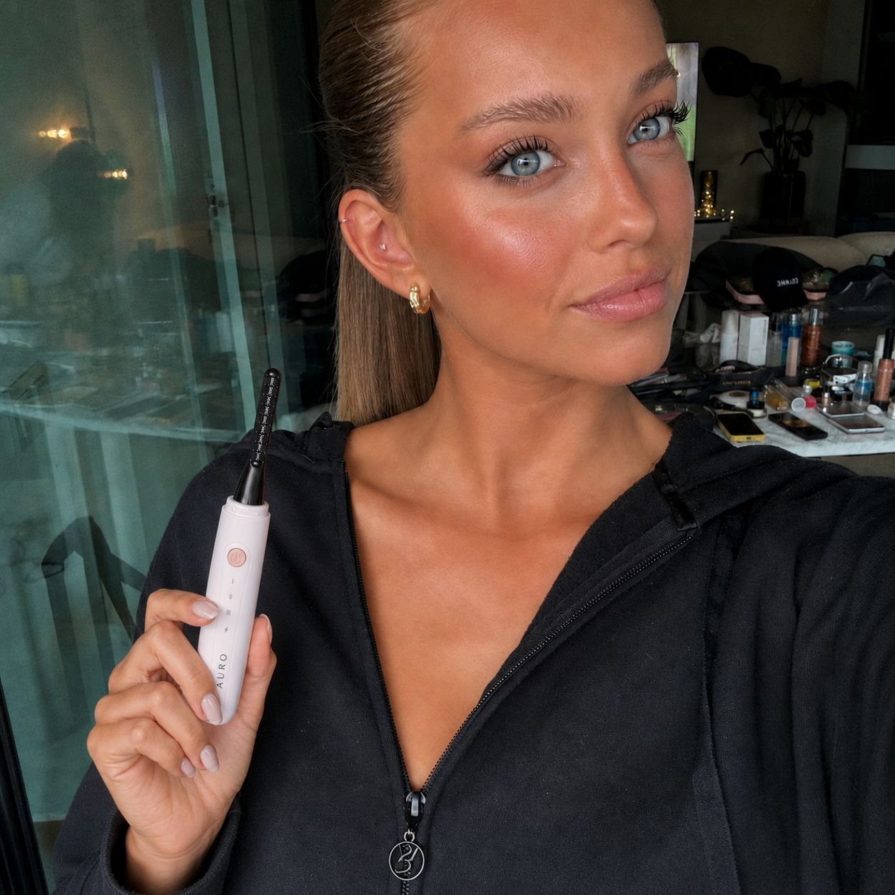 AURO heated eyelash curler model glow